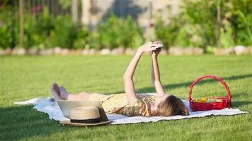 poco sorridente ragazza giocando nel il parco video