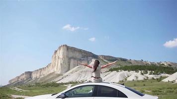 gelukkig vrouw Aan zomer auto vakantie video