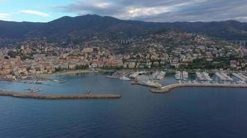 Drohne Flug Über das Hafen von das Italienisch Stadt von san remo video