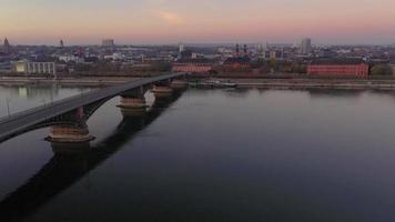 dar video over- de Rijn en mainz waterkant met theodor heuss brug in de ochtend- gedurende zonsopkomst