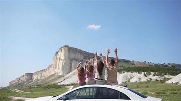 parents et deux petits enfants en vacances d'été en voiture video