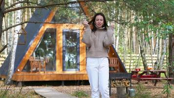 femme profiter dans l'automne journée tandis que en buvant café video