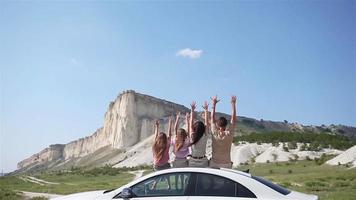 pais e dois filhos pequenos nas férias de verão video