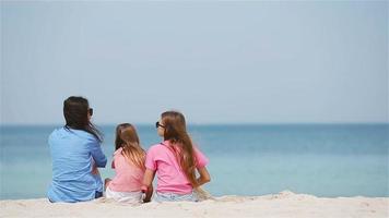 adorables petites filles et jeune mère sur la plage blanche tropicale video
