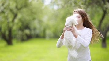 petites filles souriantes jouant et étreignant le chiot dans le parc video