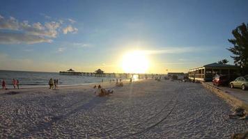 tid upphöra film av solnedgång på fort myers pir i florida video