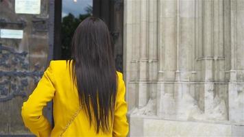kvinna gående i stad. ung attraktiv turist utomhus i europeisk stad video