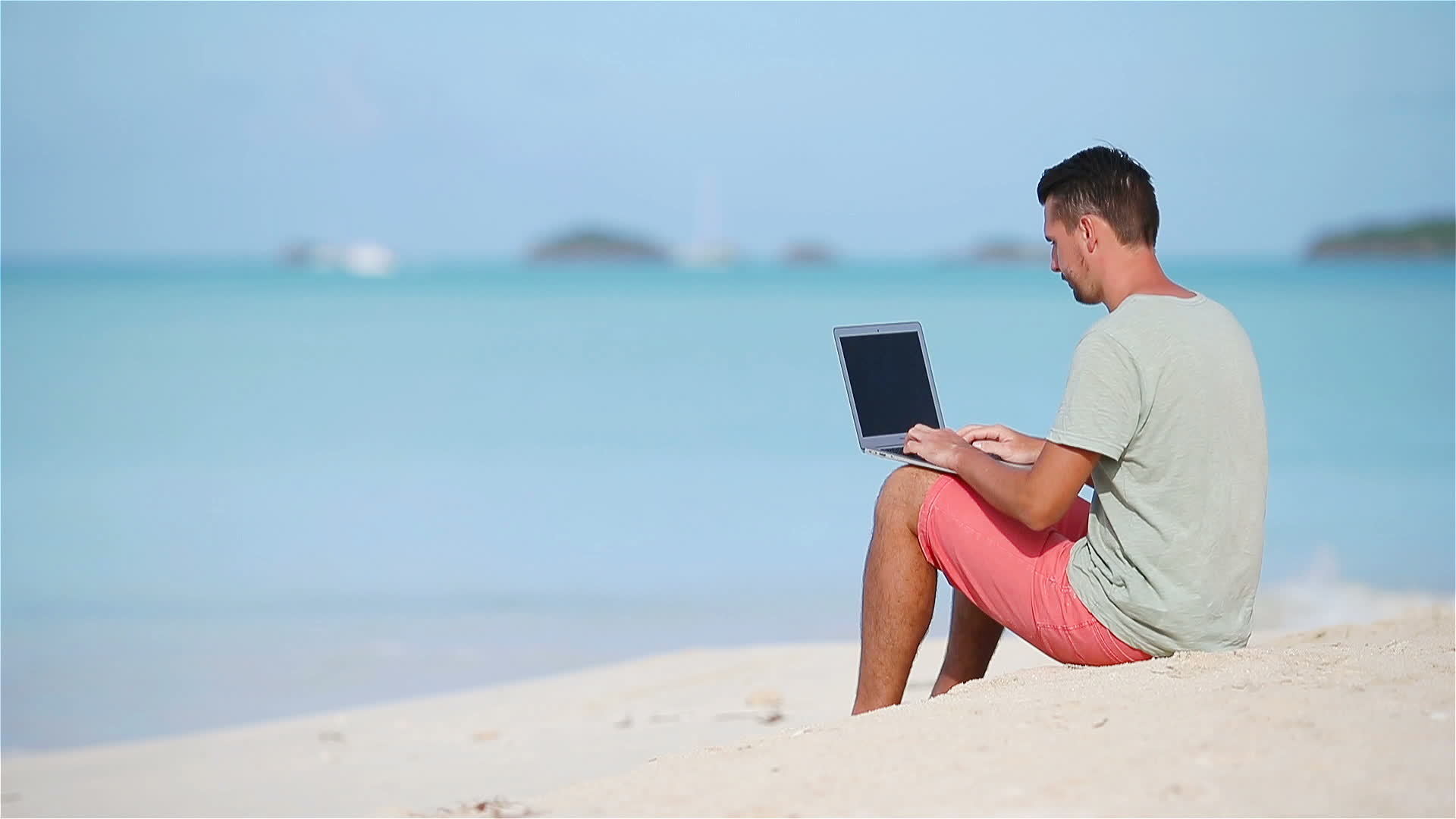 Young man with tablet computer during tropical beach vacation 20013268 ...