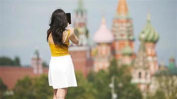 heureuse jeune femme urbaine dans la ville européenne. video