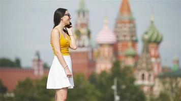 felice giovane donna urbana in città europea. video