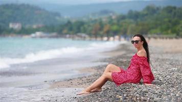jovem mulher bonita relaxar na praia video