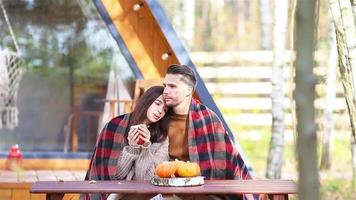 jovem casal sentado em a de madeira velho mesa dentro a outono floresta video