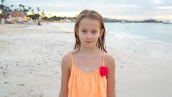 adorable niña activa en la playa durante las vacaciones de verano video