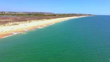 zumbido panorámico grabar terminado vendaval playa en Portugal con parte superior ver en orilla video