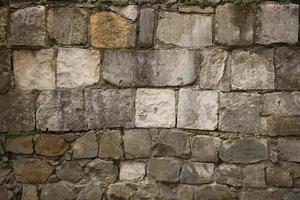 textura de pared de piedra con muchas piedras marrones grandes foto