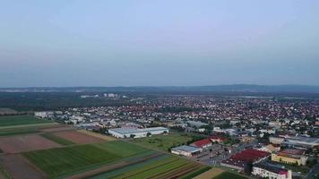 Drohne Video von klein Deutsche Stadt, Dorf Griesheim in der Nähe von Darmstadt im Süd- Hessen im das Abend