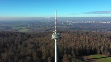 Drohne Video von das Radio Turm in der Nähe von Ettlingen im Deutschland mit Aussicht von Karlsruhe und das Rhein Senke