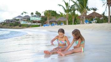 förtjusande liten flickor avkopplande på de strand video