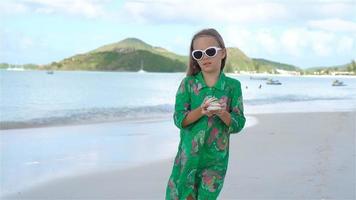 schattig weinig meisje in hoed Bij strand gedurende caraïben vakantie video