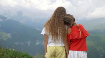 bellissimo contento poco ragazze nel montagne nel il sfondo di nebbia video