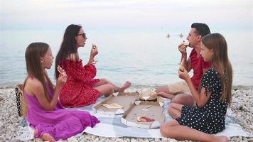 familie hebben een picknick Aan de strand video