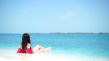 jung schön Frau auf das Strand. glücklich Mädchen genießen ihr tropisch Ferien exotisch Insel video