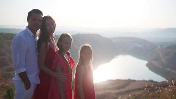 glücklich Familie im das Berge video
