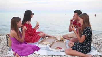 famiglia avendo un' picnic su il spiaggia video