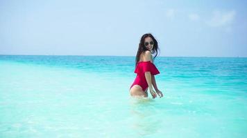 jung schön Frau haben Spaß im sauber Meer mit Türkis Wasser. glücklich Mädchen genießen ihr tropisch Ferien exotisch Insel video