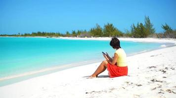 joven mujer con célula teléfono durante tropical playa vacaciones. turista utilizando móvil teléfono inteligente video