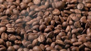 rallentatore di chicchi di caffè tostati che cadono. semi di caffè biologico. video