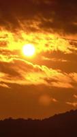 Zeitraffer des dramatischen Sonnenuntergangs mit orangefarbenem Himmel an einem sonnigen Tag. video