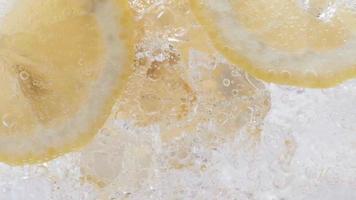 refrigerante água com gelo cubos e fatiado limão lento movimento vídeo. video