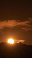 timelapse van dramatische zonsopgang met oranje lucht in een zonnige dag. video