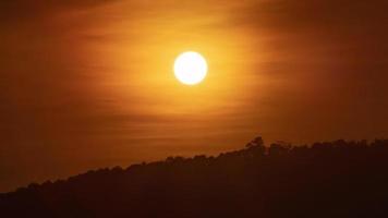 coucher de soleil sur une montagne dans la vidéo en accéléré du ciel orange 4k. video