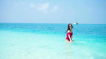 Jeune magnifique femme sur le plage. content fille prendre plaisir sa tropical vacances exotique île video