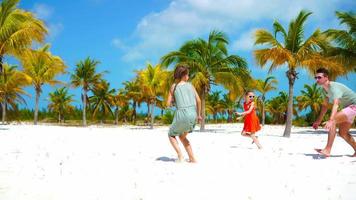 père et peu enfant avoir une lot de amusement sur blanc sablonneux plage sur leur vacances video