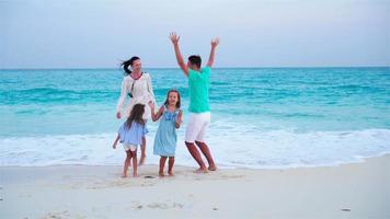 jong gezin op vakantie veel plezier video