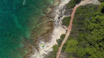 verticaal film van vlucht over- de rotsachtig kust in de buurt Rovinj in Kroatië gedurende dag
