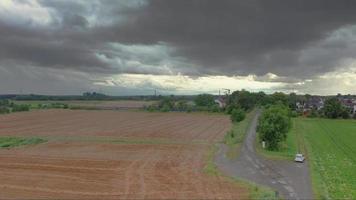 dar video van doornheim regeling in zuidelijk hesse met voorbijgaan hoge snelheid trein gedurende naderen onweersbui