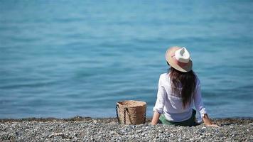 giovane donna nel cappello su il spiaggia vacanza video