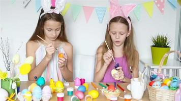 joyeuses Pâques. beaux petits enfants portant des oreilles de lapin le jour de pâques. video
