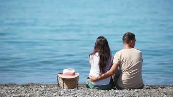 jeune couple sur la plage blanche pendant les vacances d'été. video