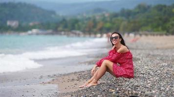 Frau, die am Strand liegt und die Sommerferien mit Blick auf das Meer genießt video