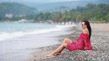 mujer joven con sombrero en las vacaciones en la playa video