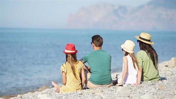 junge familie im urlaub hat viel spaß video