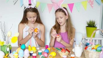 Felices Pascuas. hermosos niños pequeños con orejas de conejo el día de Pascua. video