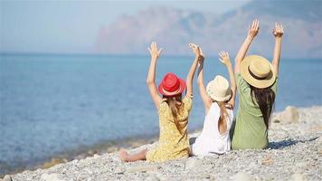 adorables petites filles et jeune mère sur la plage blanche tropicale video