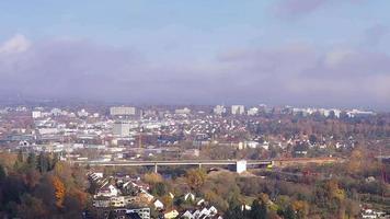 Drohne Video von Autobahn Brücke Strahlen von Seite Aussicht während tagsüber im klar Wetter