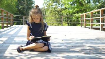 adorable petite écolière avec des notes et des crayons en plein air. retour à l'école. video
